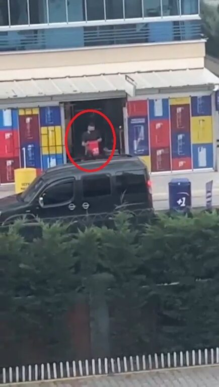 Kova kova tekel bayisini soydular, güvenlik kamerasına takıldılar