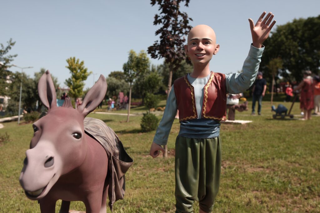 Dünyaca ünlü masal kahramanları bu bahçede buluştu