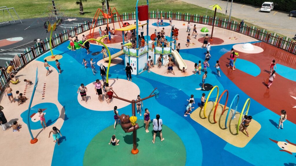 Tarihin en sıcak gününde çocuklar su parkına akın etti