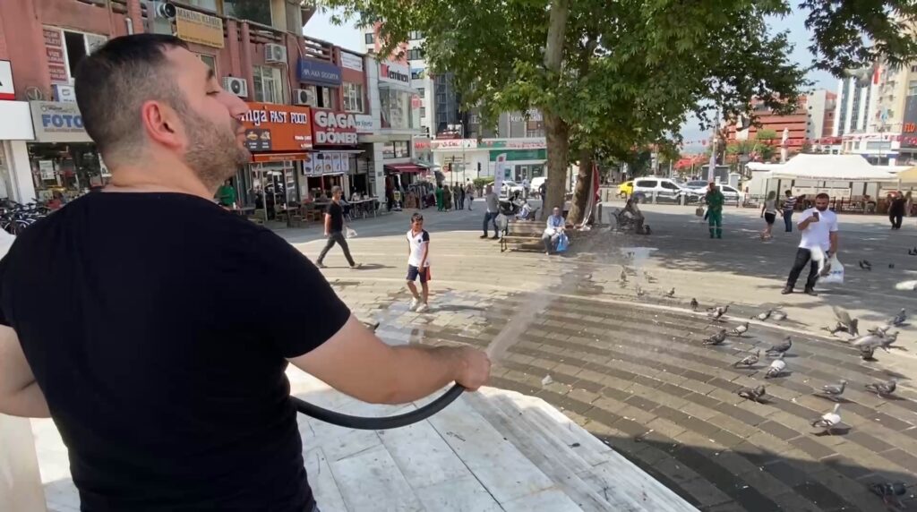 Bursa’da güvercinler böyle serinledi
