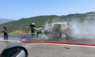 Seyir halindeki otomobil alev topuna döndü