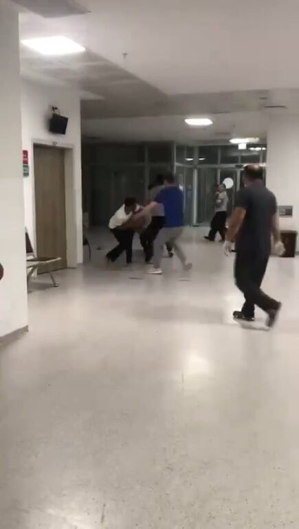 Hastanede yumrukların havada uçuştuğu kavga kamerada