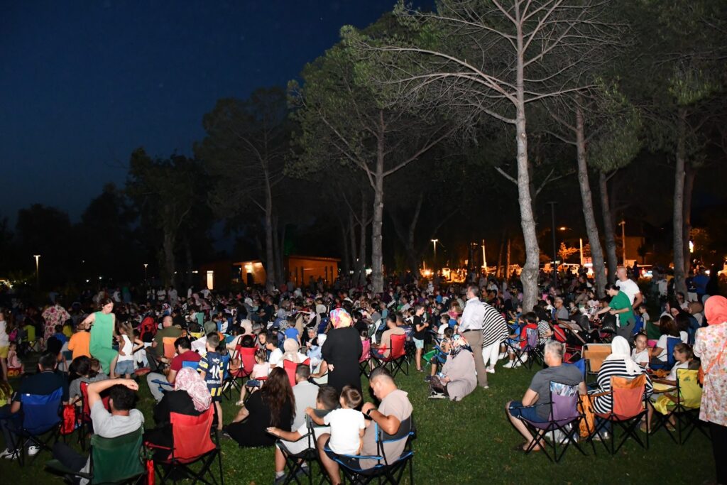 İznik’te açık hava sinemasına miniklerden yoğun ilgi