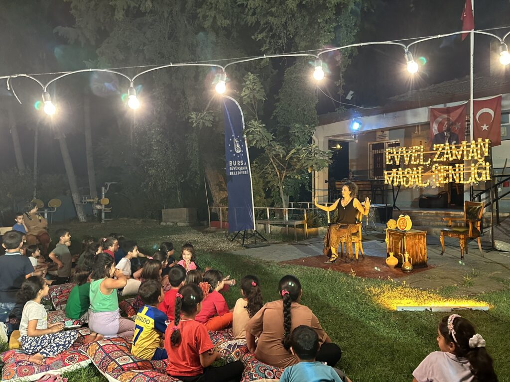 Depremzede çocuklar masallarla güldü