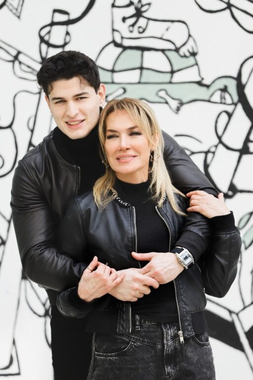 AİLESİNİN YOLUNDA