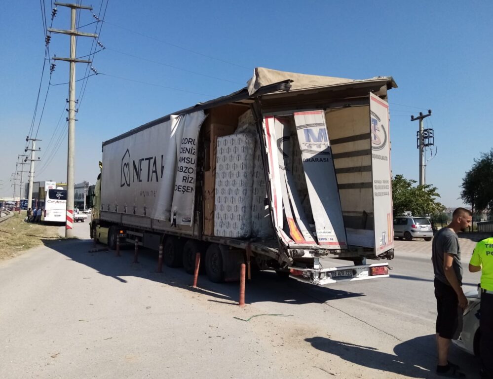 Yolcu otobüsü tıra çarptı: 2 yaralı