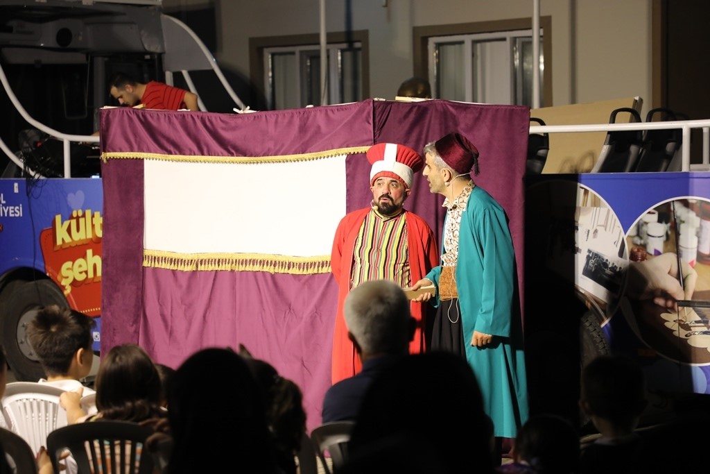 Çocuklar tiyatro ile kahkahaya doydu