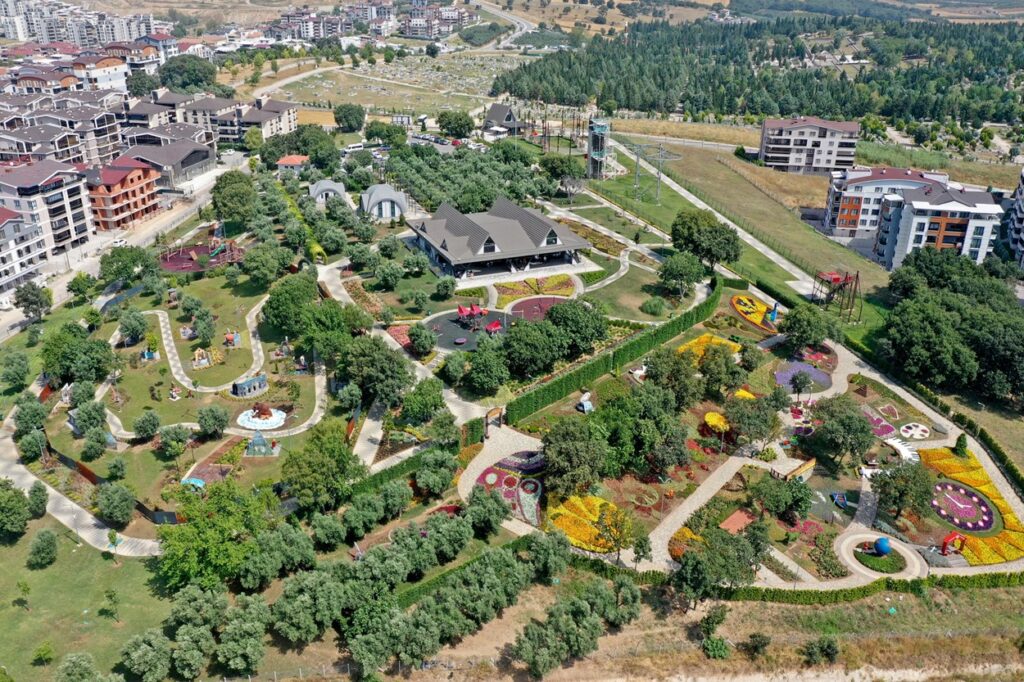 Hayallerindeki kahramanları gören çocuklar parka hayran kaldı