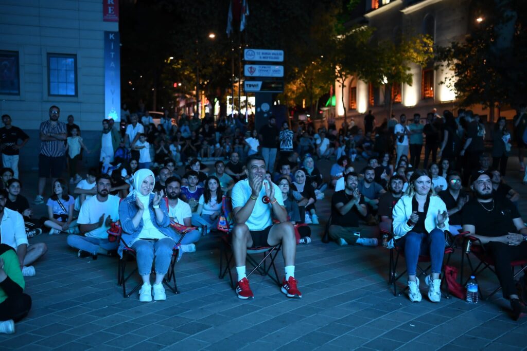 Bursalılar şampiyonluğu dev ekranlarda izledi