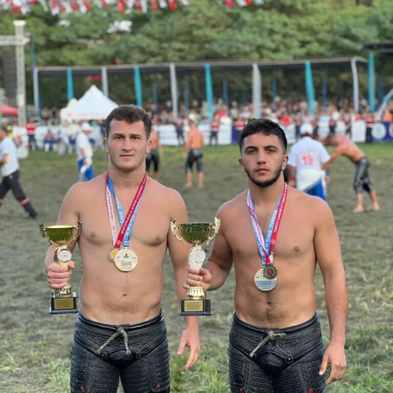 Bursa Büyükşehir Belediyesporlu güreşçiler Balıkesir’den 7 madalya 2 kupayla döndü