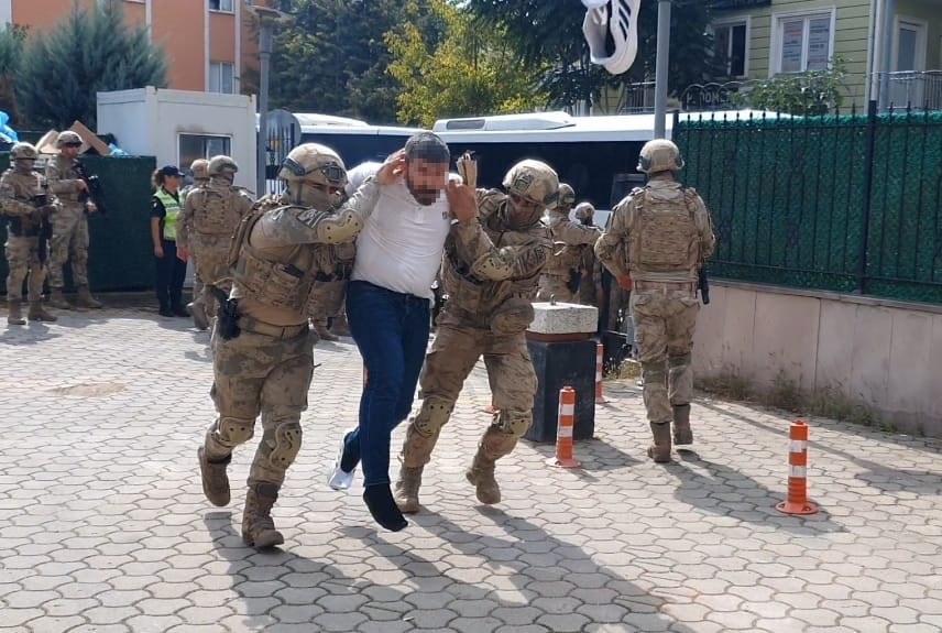 Bir ilçenin kabusu olmuşlardı…Terkinler çetesi üyeleri adliyeye böyle getirildi