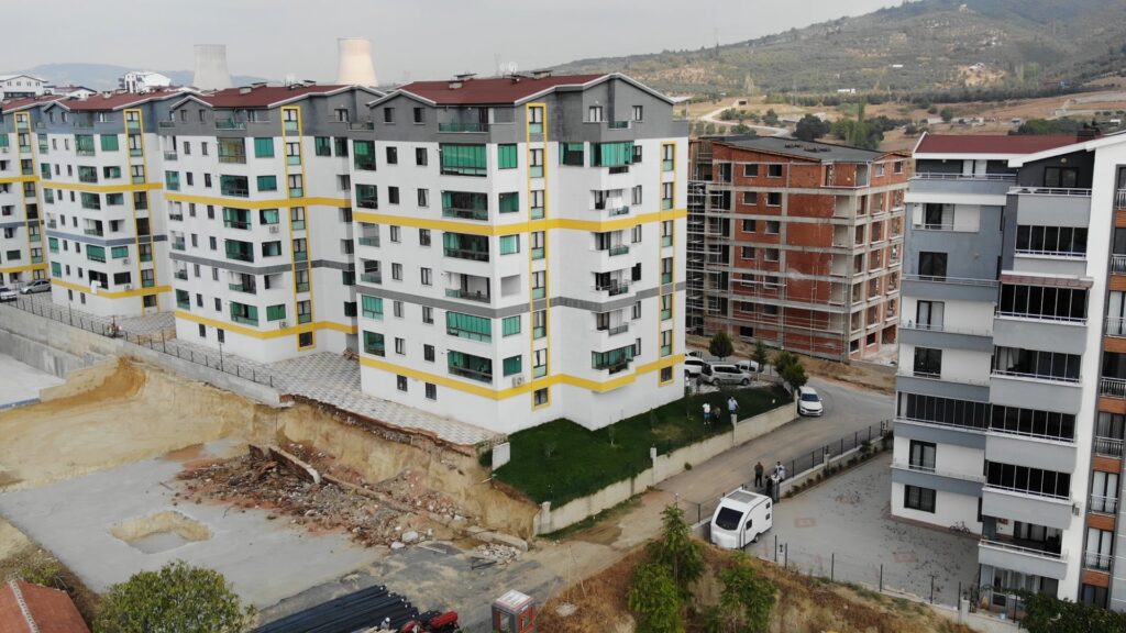 Facianın eşiğinden döndüler…4 blok 8 katlı sitenin istinat duvarı böyle çöktü