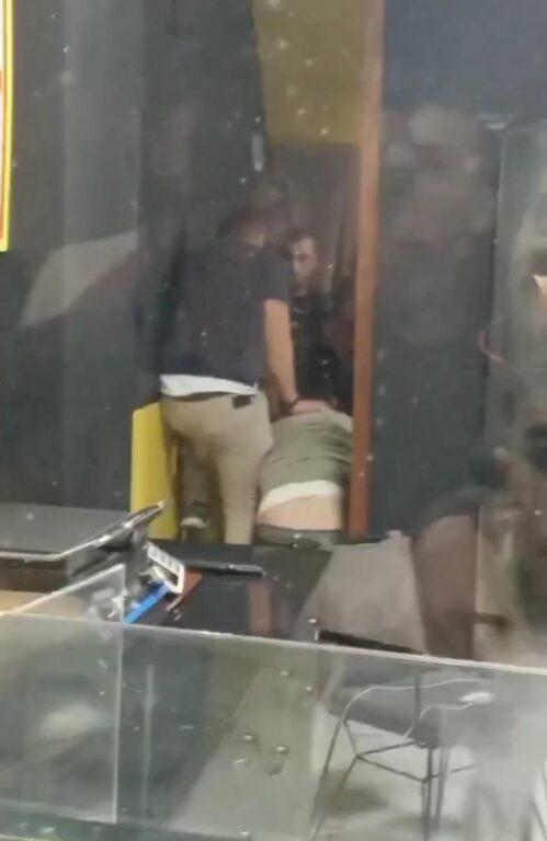 Hırsızlık şüphelisine esnaftan meydan dayağı