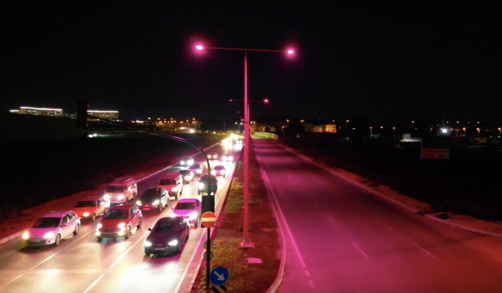 Şehrin ışıkları, farkındalık için pembe yandı
