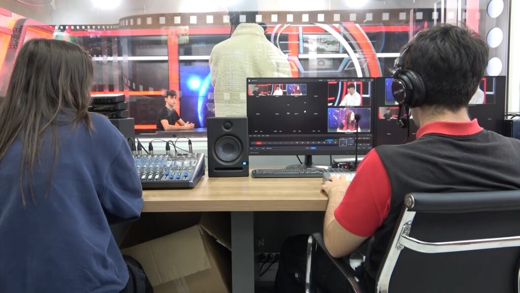 Medya şirketi gibi okul, kendine ait haber sitesi ve televizyonu var
