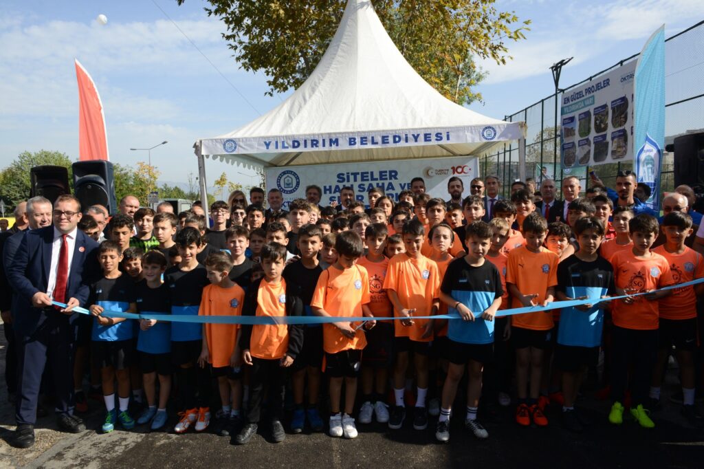 Siteler halı sahası ve spor parkı düzenlenen törenle hizmete açıldı