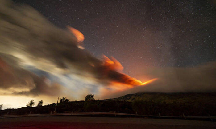 Etna Yanardağı yeniden faaliyete geçti, uçaklar için kırmızı kod verildi!