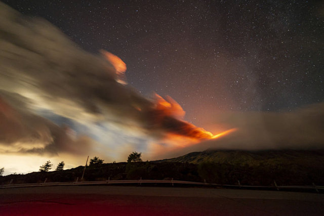 Etna Yanardağı yeniden faaliyete geçti, uçaklar için kırmızı kod verildi!