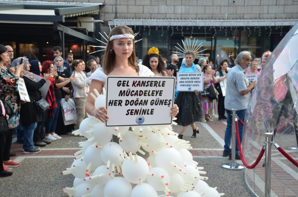 Meme kanserine dikkat çekmek için ‘kanserojen’ kostümlü defile