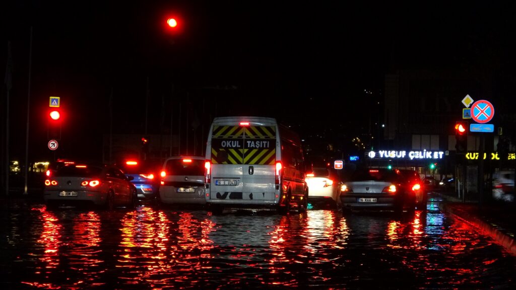 Bursa’da sağanak yağış hayatı olumsuz etkiledi