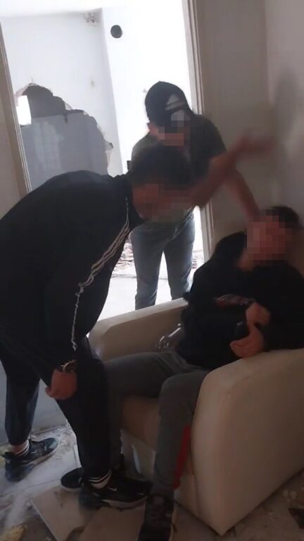 ‘Sevgilime yazdın’ dedi, metruk binada darp etti