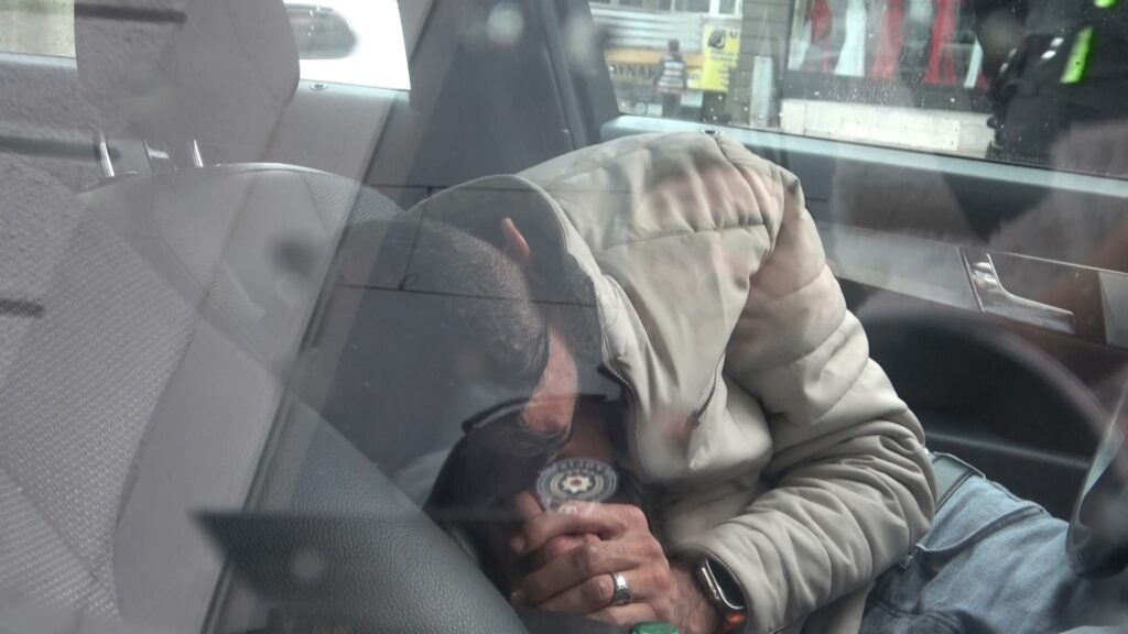 Gece kulübünden çıktı, direksiyon başında sızdı…Polisler böyle uyandırdı