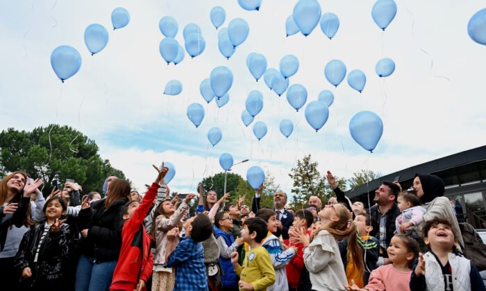 Mavi balonlar Filistinli çocuklar için gökyüzüne bırakıldı