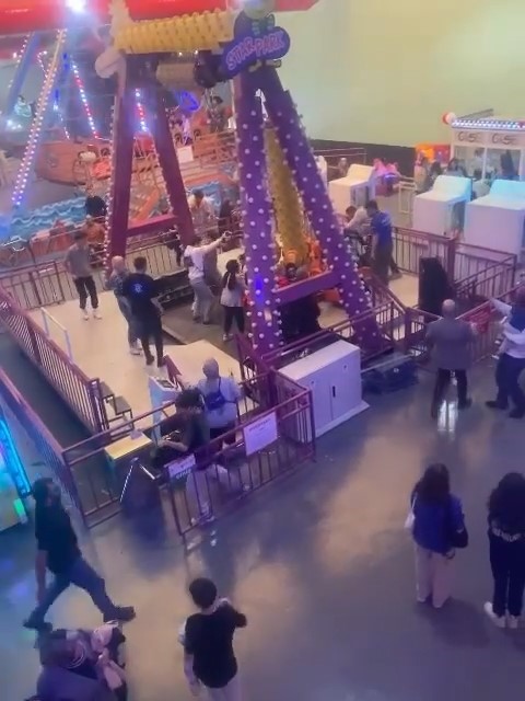 Korupark’taki dehşet anları kamerada…Oyuncak böyle devrildi 6 çocuk yaralandı