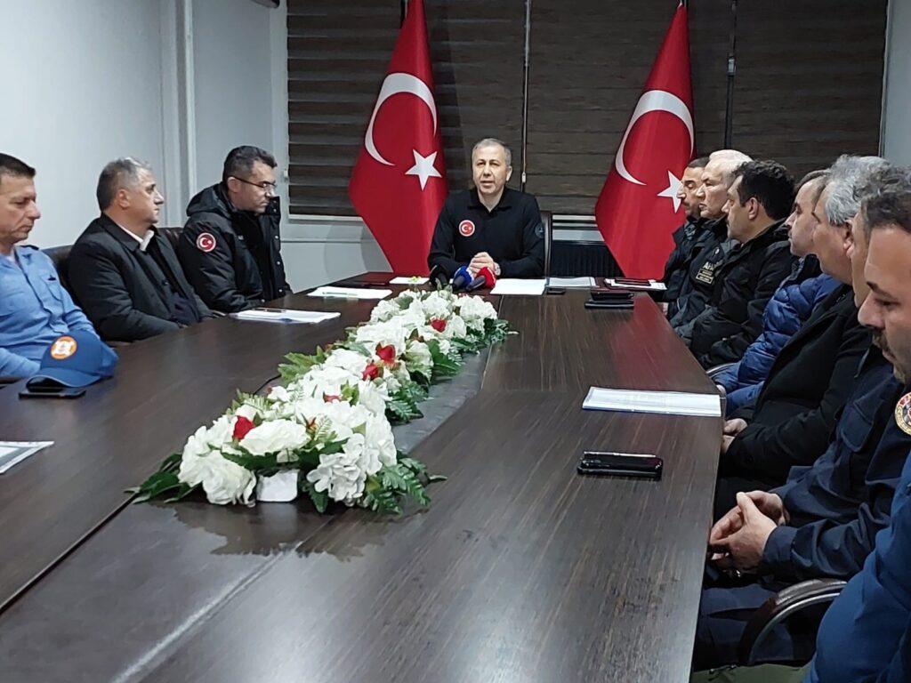 Bakan Yerlikaya: “Kafkametler isimli kuru yük gemisi batmıştır, 12 mürettebata halen ulaşılamamıştır”