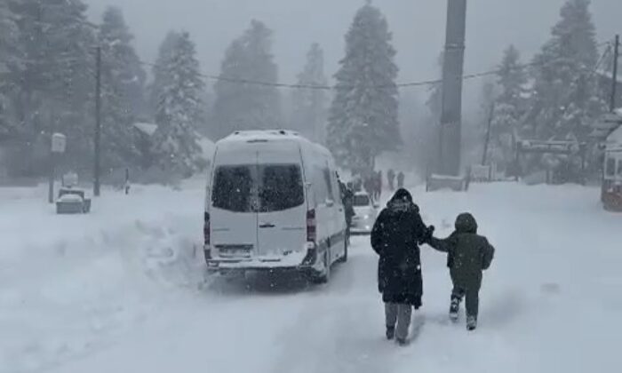 Uludağ’a hazırlıksız çıkan araçlar zor anlar yaşadı