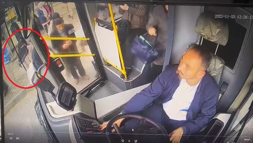 3 kadın yankesici, otobüse binen kadının cüzdanını böyle çaldı