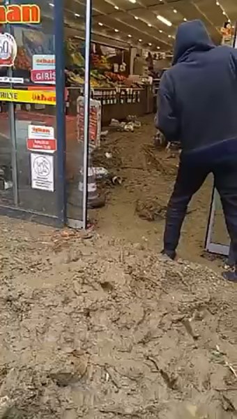 Mudanya’da dere taştı, dükkanlar çamur deryasına döndü