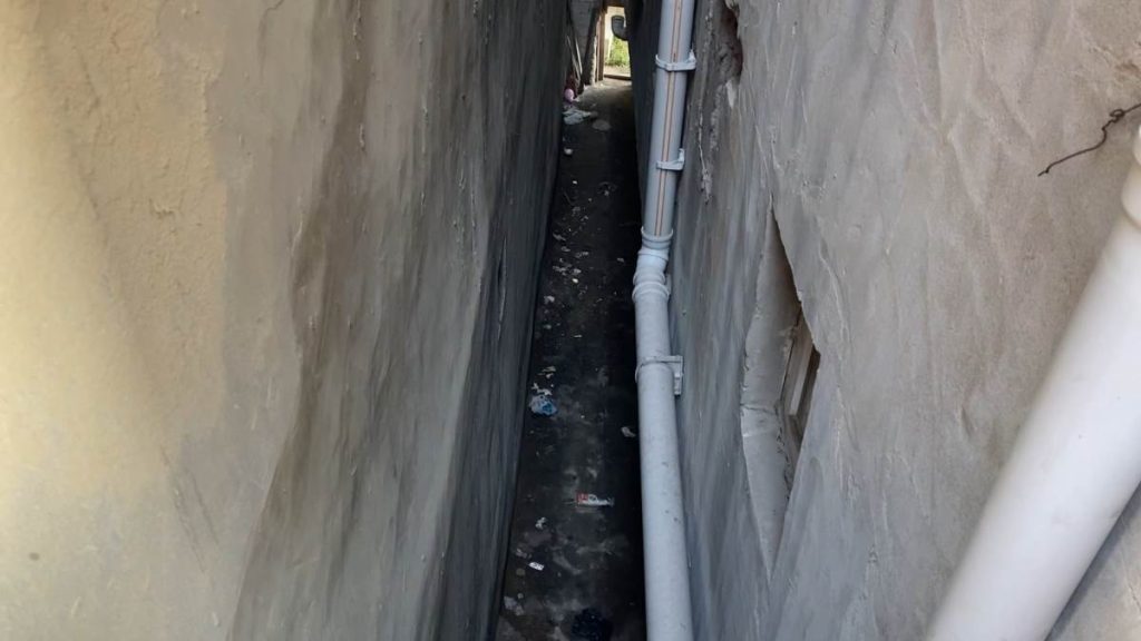 Banyoda doğum yapıp bebeği bina boşluğuna attı