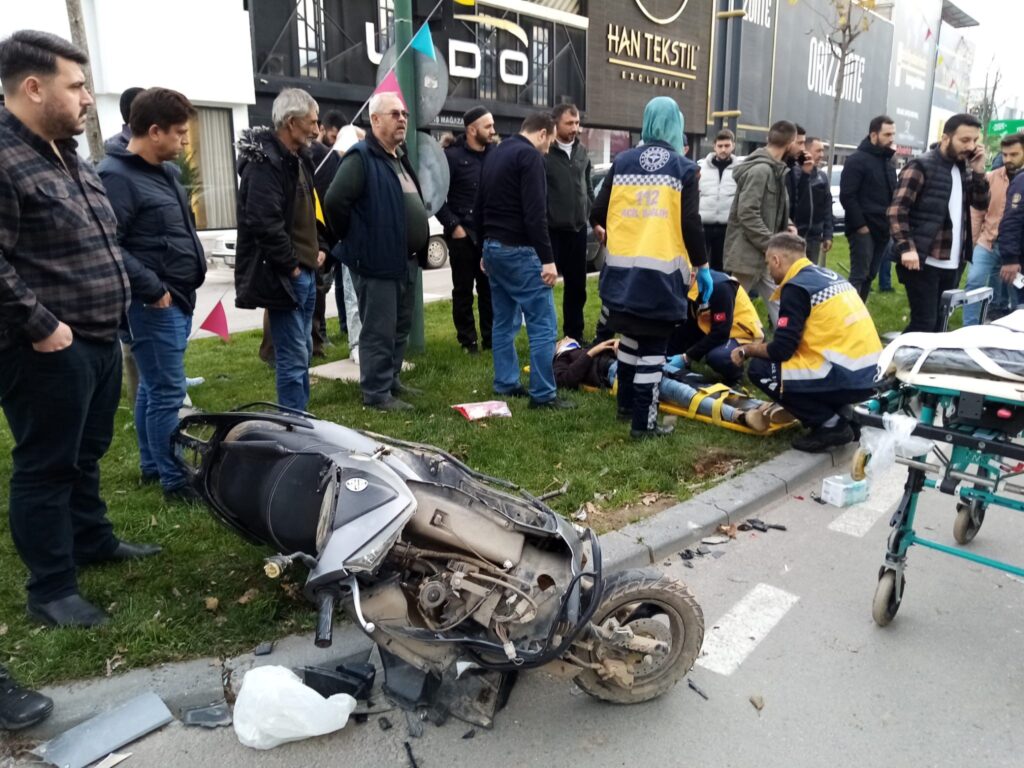 Otomobil ile çarpışan motosikletteki 2 genç yaralandı