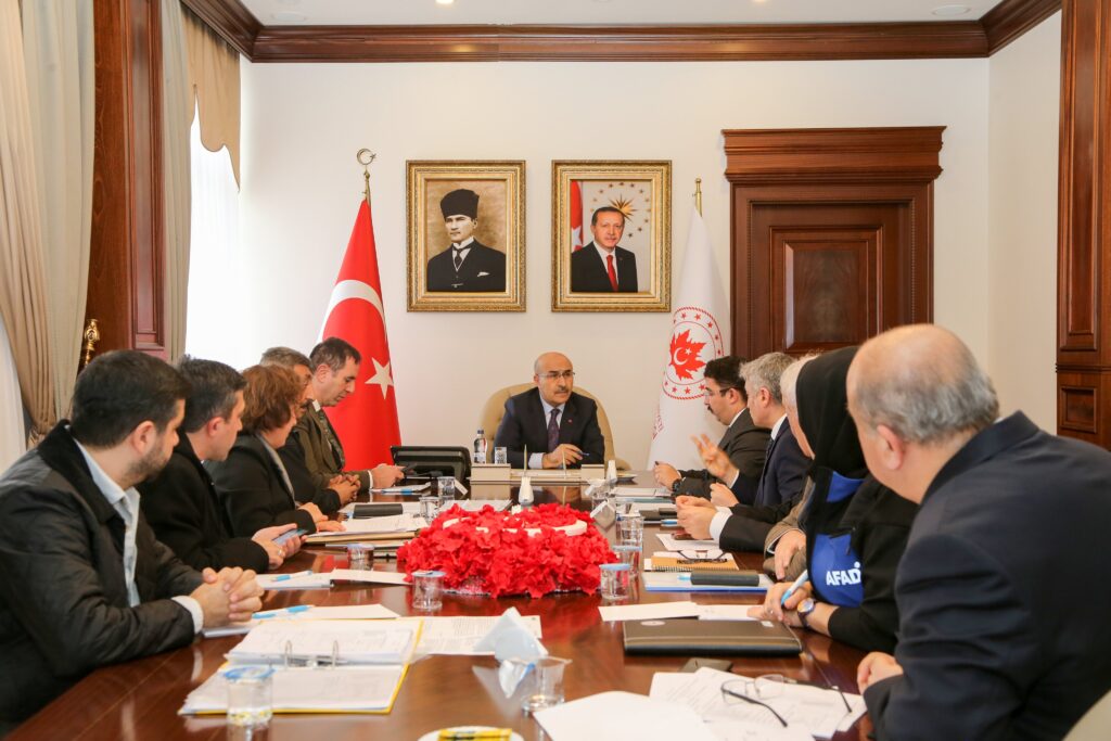 Vali Demirtaş, deprem sonrasında kırsal dahil tüm mahallelere ulaşıldığını, olumsuz bir durumun bulunmadığını kaydetti