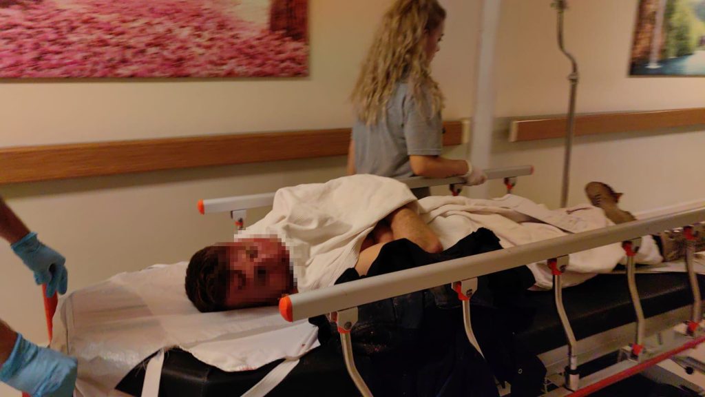 Kaldırım taşıyla darp edildi, başka suçtan tutuklandı