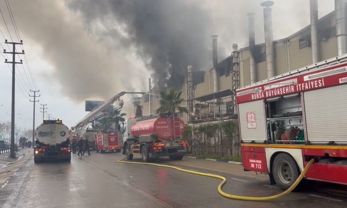 Bursa’da tekstil fabrikasındaki yangına 30 itfaiye müdahale ediyor