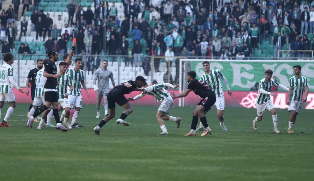Bursaspor-Diyarbekirspor maçında ortalık karıştı – Maçın son anında 5 kırmızı kart çıktı