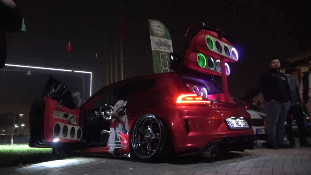 Modifiye tutkunları buluştu, air süspansiyonlu Togg görenleri şaşırttı