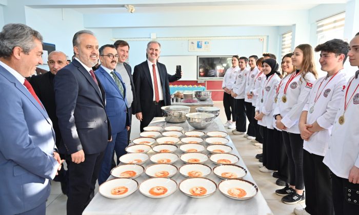 Başkan Aktaş’tan madalyalı öğrencilere ziyaret