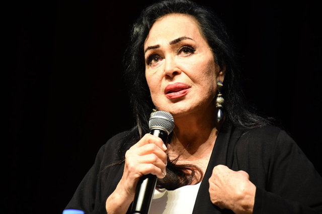 Türkan Şoray takipçilerini uyardı