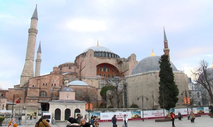 Ayasofya’ya giriş, yabancı turistlere 25 euro