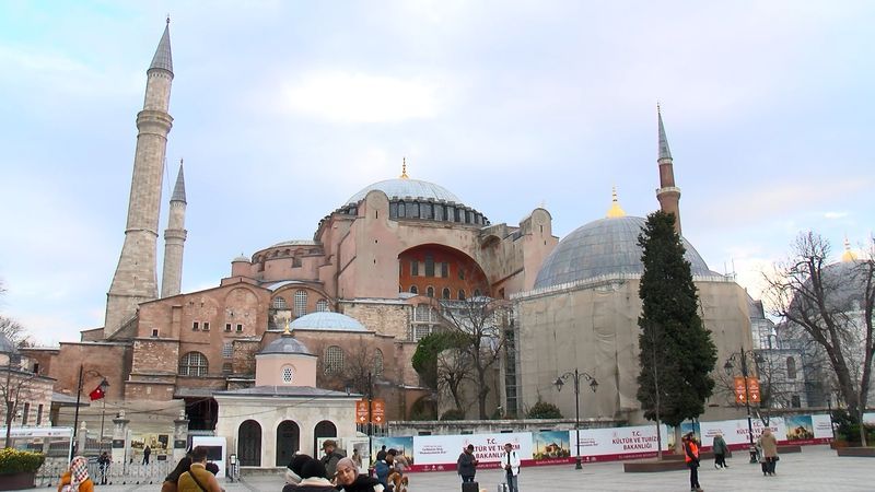 Ayasofya’ya giriş, yabancı turistlere 25 euro