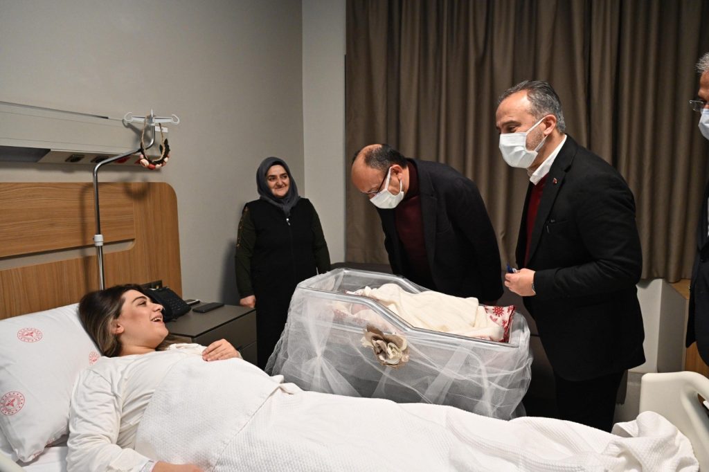 Bursa’da 2023’ün son, 2024’ün ilk bebekleri dünyaya geldi