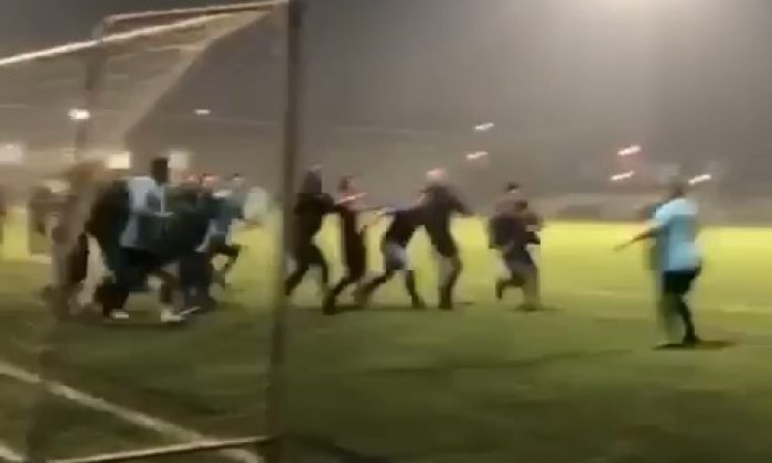 Futbol turnuvası boks maçına döndü…Tekme ve yumruklar havada böyle uçuştu
