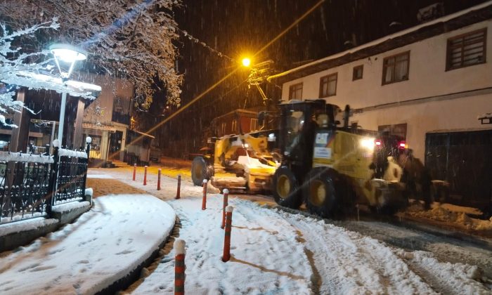 İnegöl Belediyesi kar yağışıyla beraber harekete geçti