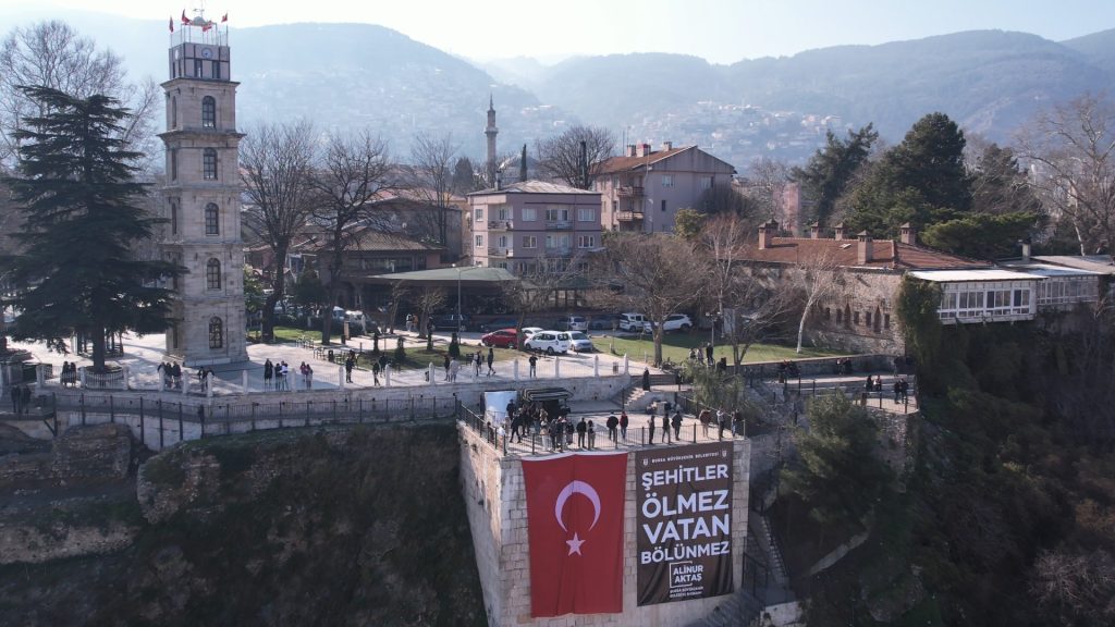 Bursa’da başını kaldıran o yazıyı okudu: “Şehitler ölmez vatan bölünmez”