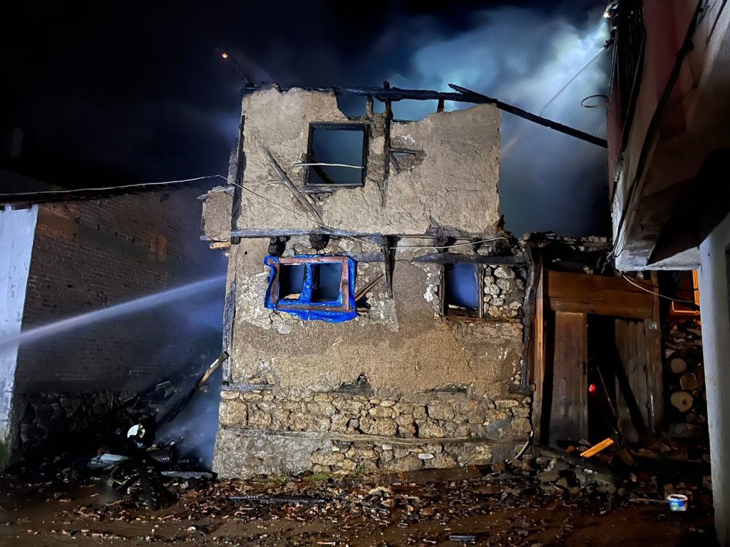 Bursa’da 10 büyük baş hayvanın telef olduğu yangının boyutu gün ağarınca ortaya çıktı