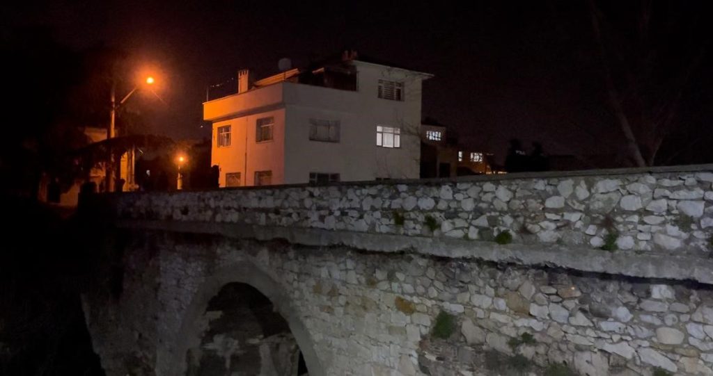 Tarihi köprüden düşen 16 yaşındaki kız ağır yaralandı