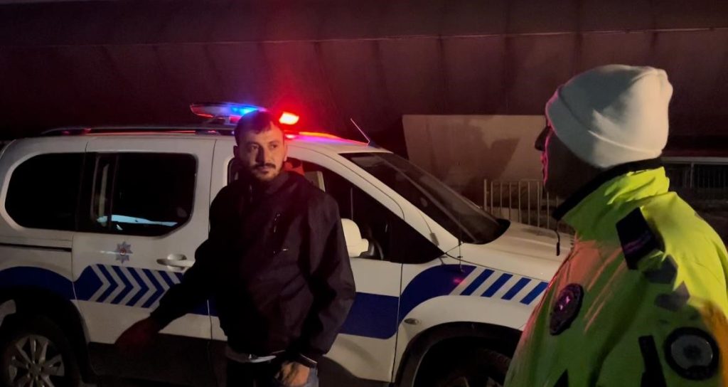 Alkollü arkadaşını almaya gelen sürücü de alkollü çıktı…Alkollü nakliyatçılar polisi çileden çıkardı